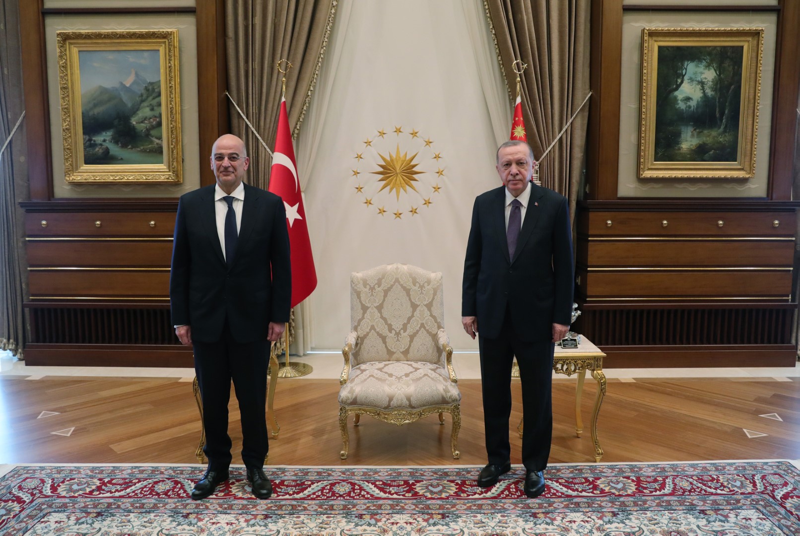 (Ξένη Δημοσίευση) Ο Πρόεδρος της Τουρκίας Recep Tayyip Erdogan (Δ) υποδέχεται τον υπουργό Εξωτερικών Νίκο Δένδια (Α), κατά τη διάρκεια της συνάντησής τους, στο Προεδρικό Μέγαρο στην Άγκυρα, την Πέμπτη 15 Απριλίου 2021. Σε μια προσπάθεια να υπάρξει επανέναρξη της συνεννόησης μεταξύ της Ελλάδας και της Τουρκίας στο πλαίσιο του Διεθνούς Δικαίου, ο Νίκος Δένδιας μετέβη στην Άγκυρα, συνοδευόμενος από τον υφυπουργό Εξωτερικών, αρμόδιο για την οικονομική διπλωματία, Κώστα Φραγκογιάννη, καθώς και την υπηρεσιακή ηγεσία του υπουργείου, προκειμένου να συναντηθεί με τον Πρόεδρο της Τουρκίας Ρετζέπ Ταγίπ Ερντογάν και τον Τούρκο ομόλογό του Μεβλούτ Τσαβούσογλου. Οι συναντήσεις έρχονται μετά την πραγματοποίηση δύο γύρων διερευνητικών επαφών εντός δύο μηνών και των πολιτικών διαβουλεύσεων σε ανώτατο υπηρεσιακό επίπεδο μεταξύ των δύο υπουργείων Εξωτερικών που ακολούθησαν. Οι δύο πλευρές αναμένεται να εξετάσουν ζητήματα διμερών σχέσεων, καθώς και περιφερειακά και διεθνή ζητήματα. Ειδικότερα, αναμένεται να συζητηθούν οι διμερείς σχέσεις, τόσο πολιτικές όσο και οικονομικές, καθώς και οι διεθνείς εξελίξ