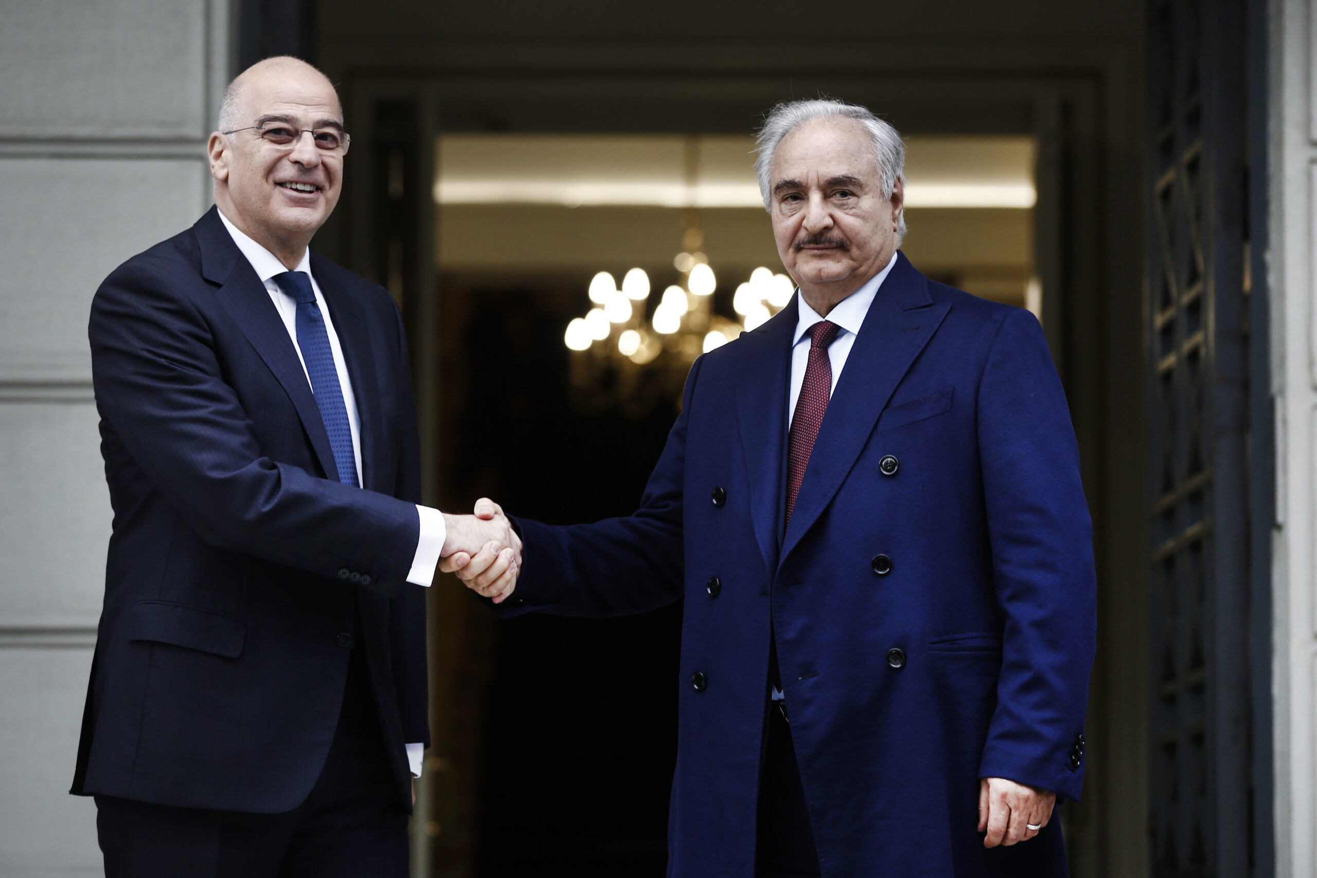 Ο υπουργός Εξωτερικών Νίκος Δένδιας(Α) υποδέχεται τον επικεφαλής του Λιβυκού Εθνικού Στρατού (LNA), Στρατάρχη Khalifa Haftar(Δ),στο υπουργείο Εξωτερικών, κατά τη διάρκεια συνάντησής τους, Αθήνα, Παρασκευή 17 Ιανουαρίου 2020. ΑΠΕ-ΜΠΕ/ΑΠΕ-ΜΠΕ/ΓΙΑΝΝΗΣ ΚΟΛΕΣΙΔΗΣ