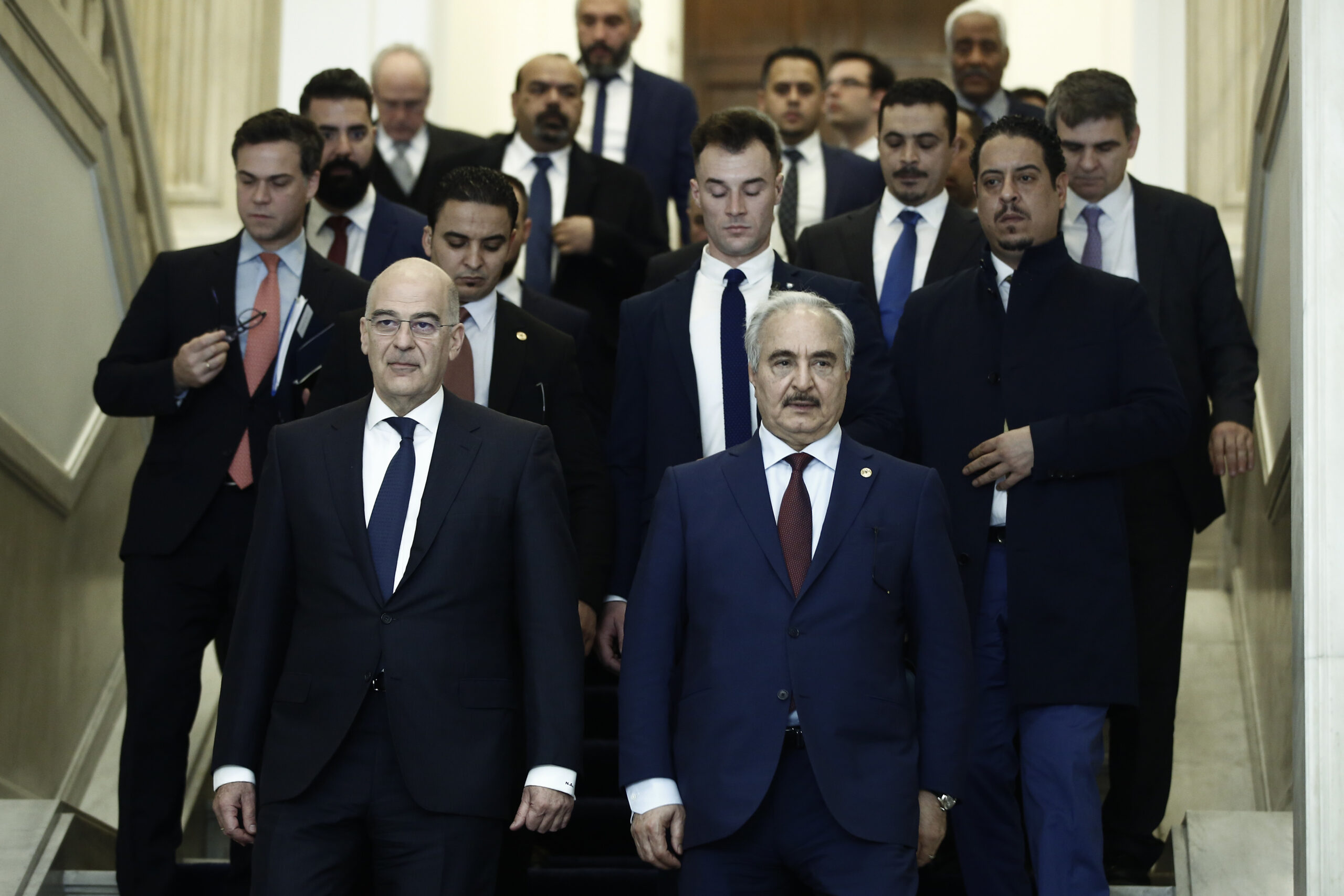Ο υπουργός Εξωτερικών Νίκος Δένδιας (Κ-Α) και ο επικεφαλής του Λιβυκού Εθνικού Στρατού (LNA), Στρατάρχη Khalifa Haftar (Κ-Δ) αποχωρούν από την αίθουσα όπου πήραν μέρος στη διευρυμένη συνάντησή τους, στο Υπουργείο Εξωτερικών, Αθήνα, Παρασκευή 17 Ιανουαρίου 2020. ΑΠΕ-ΜΠΕ/ΑΠΕ-ΜΠΕ/ΓΙΑΝΝΗΣ ΚΟΛΕΣΙΔΗΣ