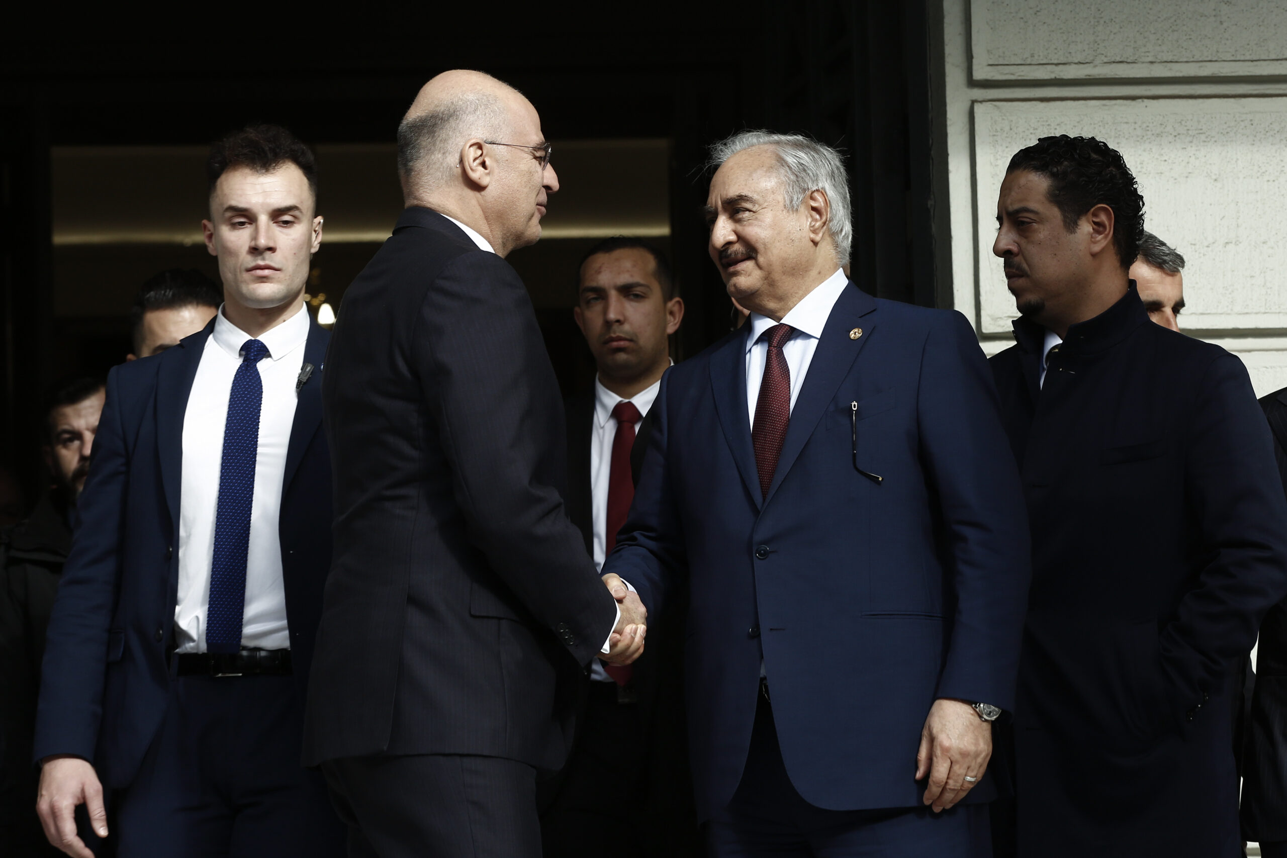 Ο υπουργός Εξωτερικών Νίκος Δένδιας (K-Α) και ο επικεφαλής του Λιβυκού Εθνικού Στρατού (LNA), Στρατάρχη Khalifa Haftar (Κ-Δ) ανταλλάσουν χειραψία μετά το τέλος της συνάντησής τους, στο Υπουργείο Εξωτερικών, Αθήνα, Παρασκευή 17 Ιανουαρίου 2020. ΑΠΕ-ΜΠΕ/ΑΠΕ-ΜΠΕ/ΓΙΑΝΝΗΣ ΚΟΛΕΣΙΔΗΣ
