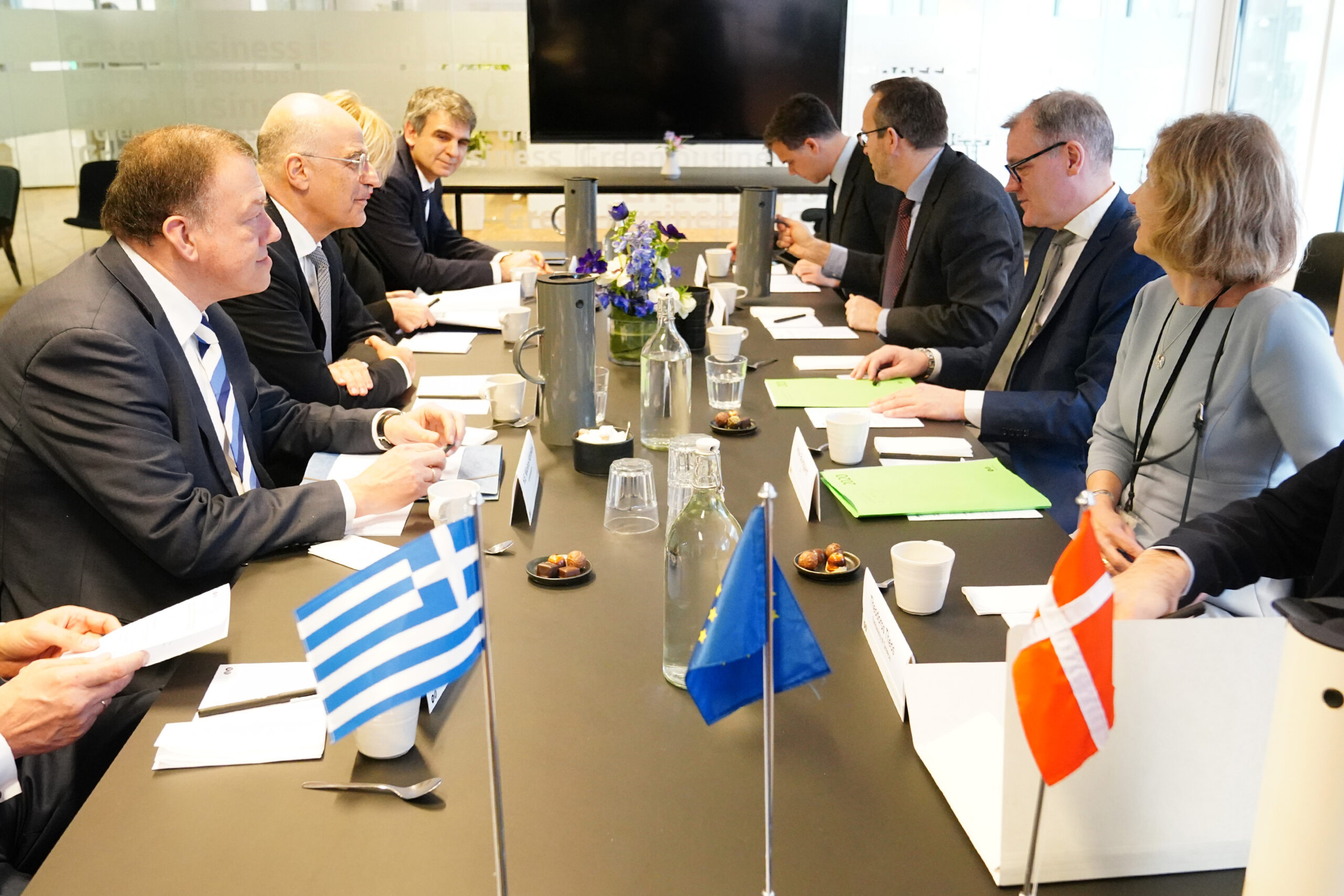 (Ξένη Δημοσίευση) Ο εκτελεστικός διευθυντής, Τόμας Μπούστρουπ (2Δ) και τα μέλη της αντιπροσωπείας του συνδέσμου βιομηχάνων της Δανίας συνομιλούν με τον υπουργό Εξωτερικών Νίκο Δένδια (2Α), κατά τη διάρκεια της συνάντησής τους, την Παρασκευή 21 Φεβρουαρίου 2020. Στην Κοπεγχάγη μετέβη σήμερα ο υπουργός Εξωτερικών, όπου συναντήθηκε με τον υπουργό Εξωτερικών της Δανίας Jeppe Kofod. Σύμφωνα με ανακοίνωση του υπουργείου Εξωτερικών, οι συνομιλίες περιλάμβαναν πτυχές των διμερών σχέσεων, περιφερειακά ζητήματα κοινού ενδιαφέροντος, όπως η μετανάστευση, η ενταξιακή προοπτική των Δυτικών Βαλκανίων και η κατάσταση στην Ανατολική Μεσόγειο, αλλά και ζητήματα παγκόσμιου ενδιαφέροντος, όπως η κλιματική αλλαγή και η αξιοποίηση των ανανεώσιμων πηγών ενέργειας. Ο υπουργός Εξωτερικών, θα συναντηθεί επίσης, με αντιπροσωπεία του συνδέσμου βιομηχάνων της χώρας, υπό τον εκτελεστικό του διευθυντή, Τόμας Μπούστρουπ. ΑΠΕ-ΜΠΕ/ΓΡΑΦΕΙΟ ΤΥΠΟΥ ΥΠΕΞ/ΧΑΡΗΣ ΑΚΡΙΒΙΑΔΗΣ