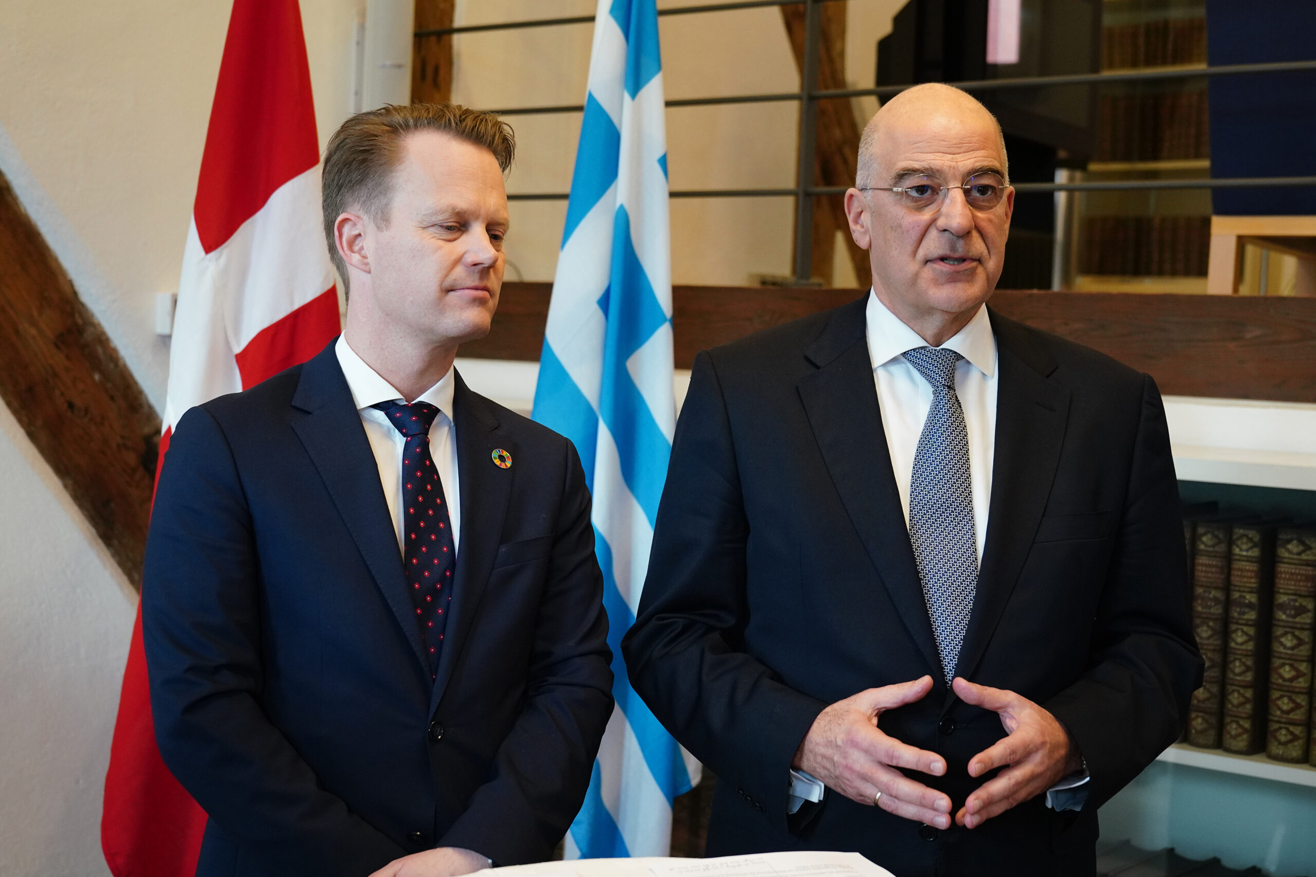 (Ξένη Δημοσίευση) Ο υπουργός Εξωτερικών της Δανίας, Jeppe Kofod (Α) με τον υπουργό Εξωτερικών Νίκο Δένδια (Δ), κατά τη διάρκεια των κοινών δηλώσεων μετά τη συνάντησή τους, στην Κοπεγχάγη, την Παρασκευή 21 Φεβρουαρίου 2020. Στην Κοπεγχάγη μετέβη σήμερα ο υπουργός Εξωτερικών, όπου συναντήθηκε με τον υπουργό Εξωτερικών της Δανίας Jeppe Kofod. Σύμφωνα με ανακοίνωση του υπουργείου Εξωτερικών, οι συνομιλίες περιλάμβαναν πτυχές των διμερών σχέσεων, περιφερειακά ζητήματα κοινού ενδιαφέροντος, όπως η μετανάστευση, η ενταξιακή προοπτική των Δυτικών Βαλκανίων και η κατάσταση στην Ανατολική Μεσόγειο, αλλά και ζητήματα παγκόσμιου ενδιαφέροντος, όπως η κλιματική αλλαγή και η αξιοποίηση των ανανεώσιμων πηγών ενέργειας. Ο υπουργός Εξωτερικών, θα συναντηθεί επίσης, με αντιπροσωπεία του συνδέσμου βιομηχάνων της χώρας, υπό τον εκτελεστικό του διευθυντή, Τόμας Μπούστρουπ. ΑΠΕ-ΜΠΕ/ΓΡΑΦΕΙΟ ΤΥΠΟΥ ΥΠΕΞ/ΧΑΡΗΣ ΑΚΡΙΒΙΑΔΗΣ
