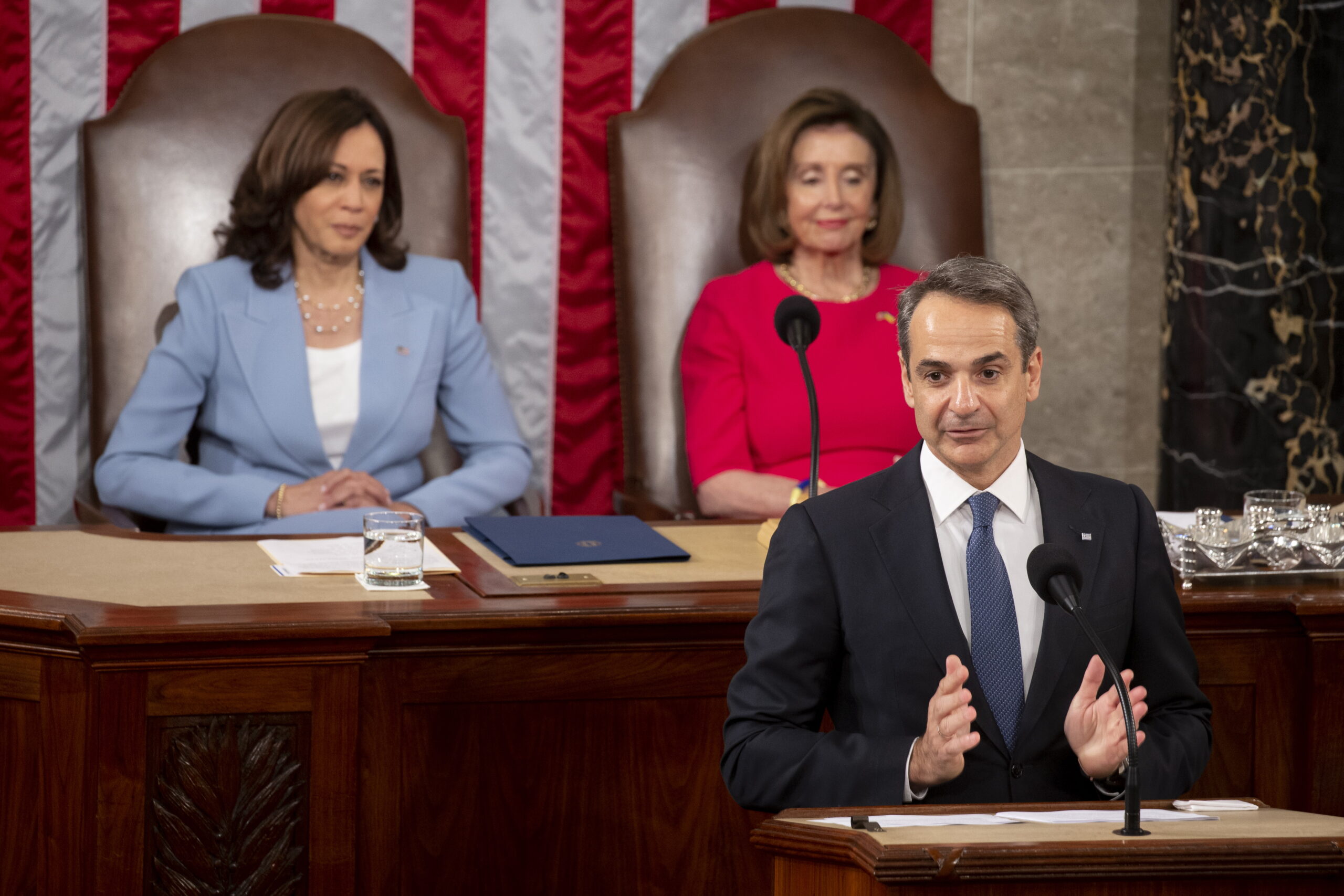 epa09953087 Prime Minister of Greece Kyriakos Mitsotakis (Front) delivers an address in front of US Vice President Kamala Harris (L) and US Speaker of the House Nancy Pelosi (Back) during a joint meeting of the United States Senate and House of Representatives, in the House chamber on Capitol Hill in Washington, DC, USA, 17 May 2022. Mitsotakis reiterated the commitment of Greece to United States efforts to support Ukraine during the ongoing Russian invasion. EPA/MICHAEL REYNOLDS
