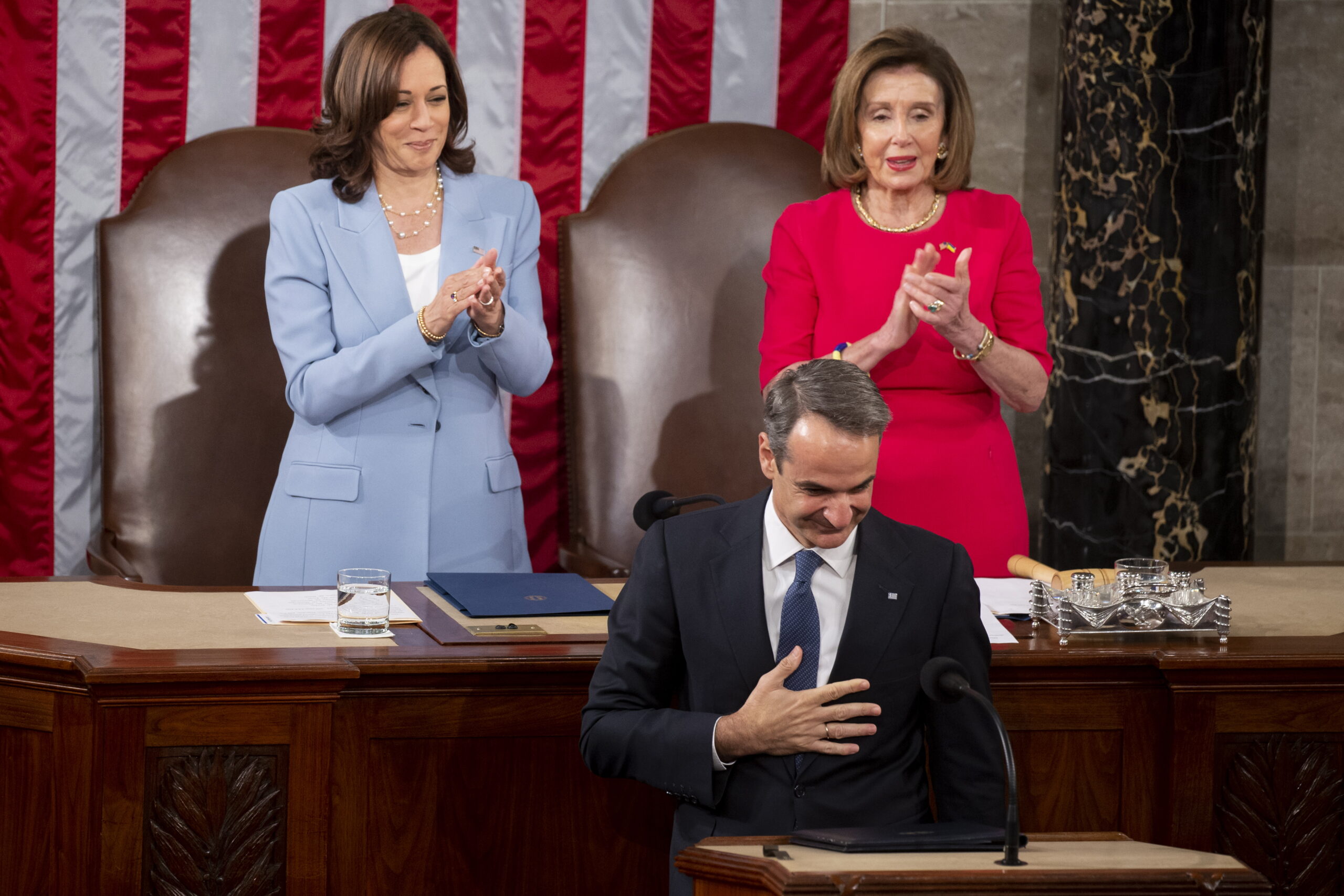 epa09953084 Prime Minister of Greece Kyriakos Mitsotakis (C) receives a standing ovation after arriving to deliver an address in front of US Vice President Kamala Harris (L) and US Speaker of the House Nancy Pelosi (R) during a joint meeting of the United States Senate and House of Representatives, in the House chamber on Capitol Hill in Washington, DC, USA, 17 May 2022. Mitsotakis reiterated the commitment of Greece to United States efforts to support Ukraine during the ongoing Russian invasion. EPA/MICHAEL REYNOLDS