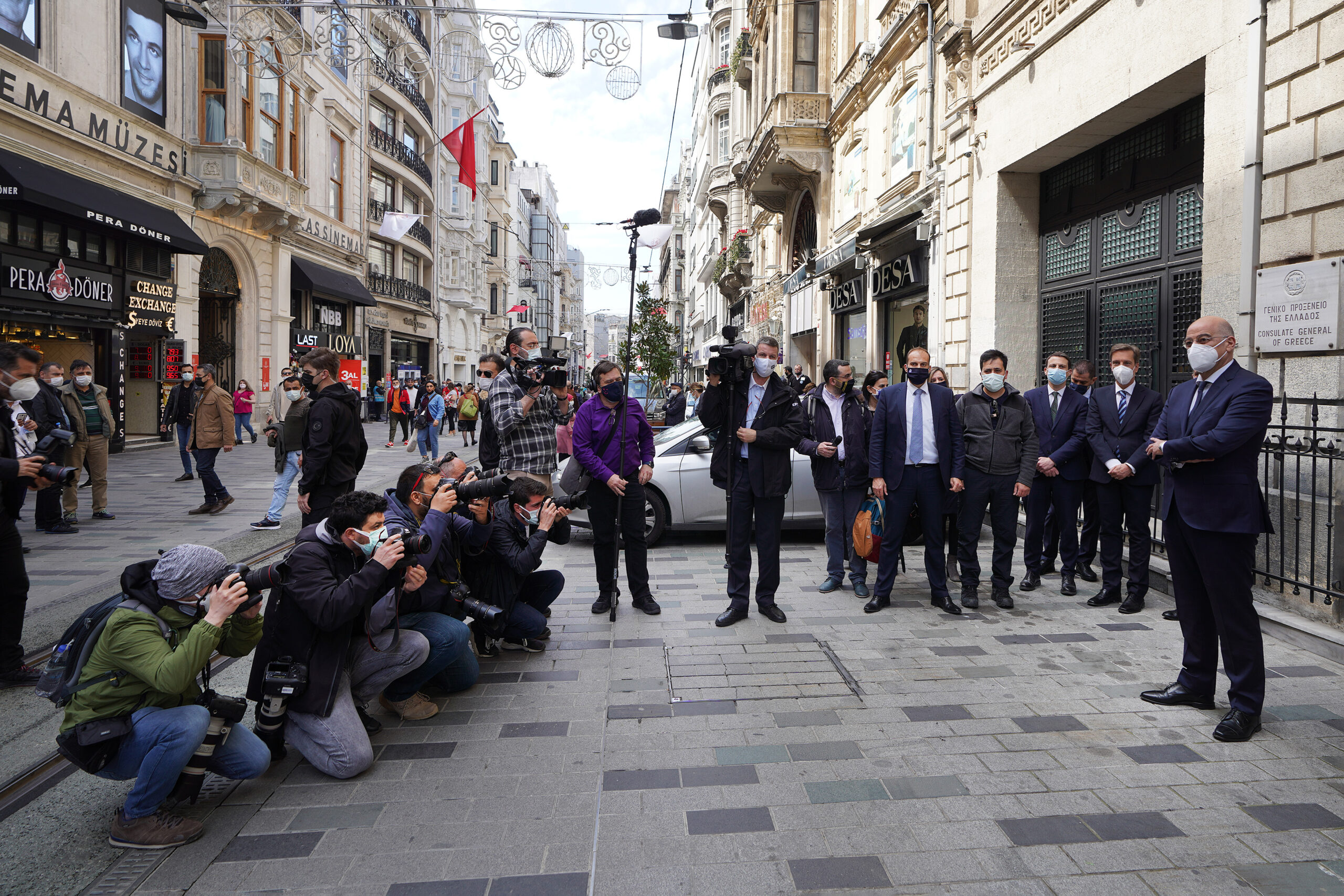 Μετάβαση του Υπουργού Εξωτερικών Νίκου Δένδια στην Κωνσταντινούπολη.
Ο Υπουργός Εξωτερικών Νίκος Δένδιας έγινε δεκτός από τον Οικουμενικό Πατριάρχη Παναγιώτατο Βαρθολομαίο,  (Κωνσταντινούπολη,  14.04.2021).