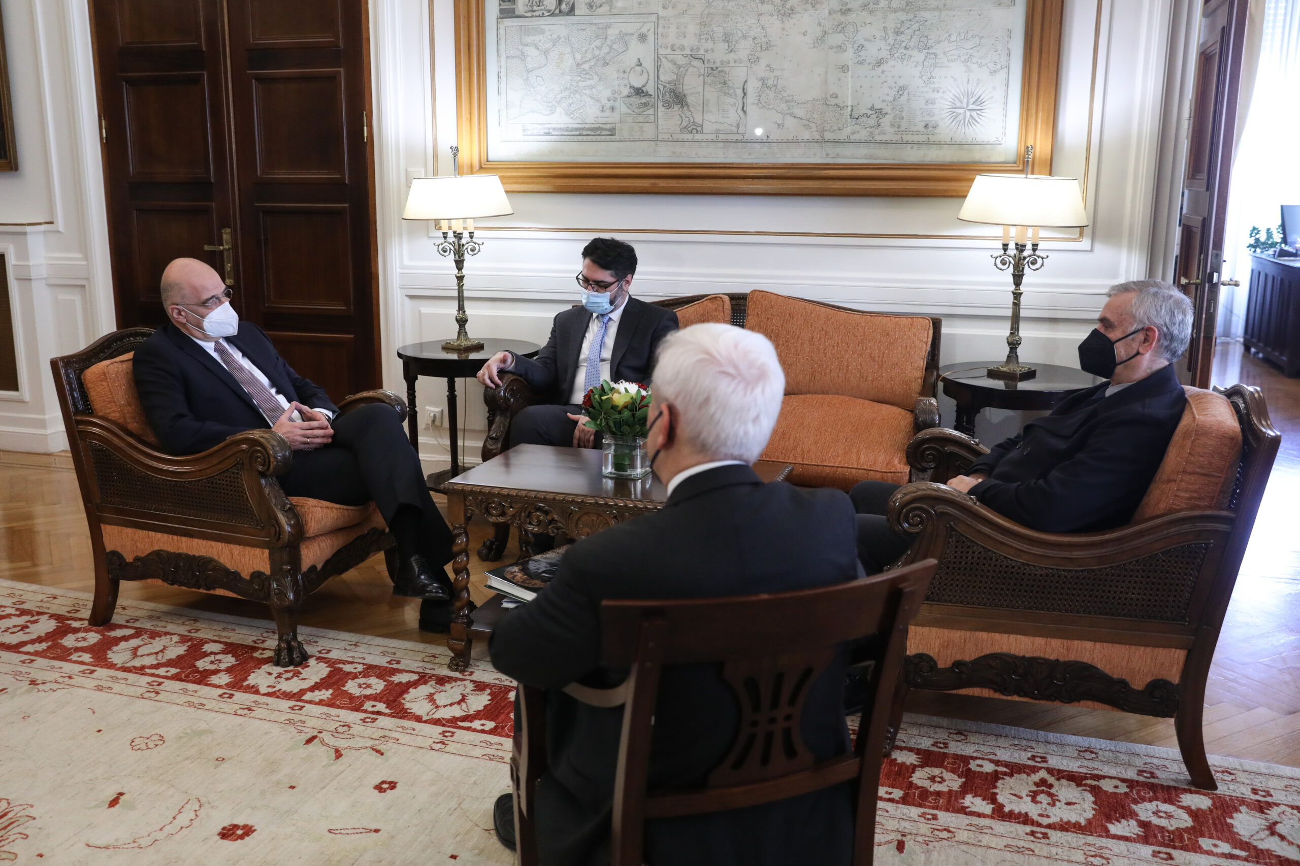 (Ξένη Δημοσίευση) Ο υπουργός Εξωτερικών Νίκος Δένδιας συναντάται με τον Γενικό Πρόξενο στη Μαριούπολη Μανώλη Ανδρουλάκη, τον γγ Θεμιστοκλή Δεμίρη, και τον πατέρα του Γενικού Πρόξενου Γιώργο Ανδρουλάκη στο ΥΠΕΞ, Τρίτη 22 Μαρτίου 2022. ΑΠΕ-ΜΠΕ /ΑΠΕ-ΜΠΕ/ ΥΠΕΞ