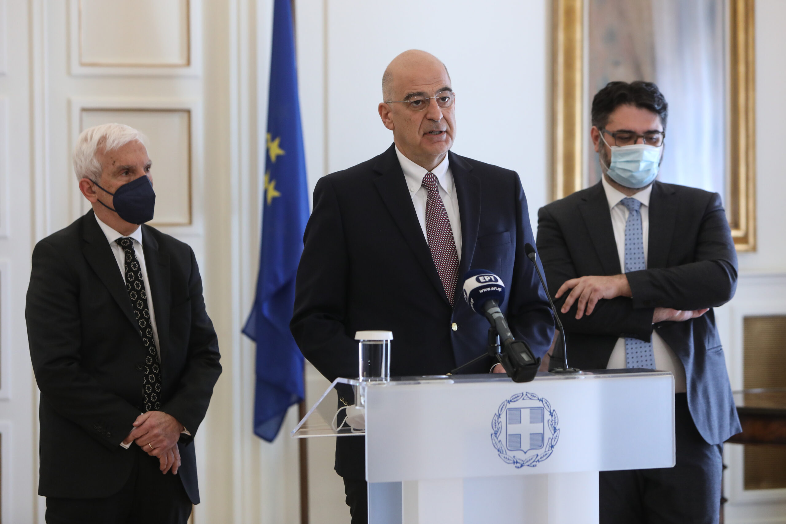 (Ξένη Δημοσίευση) Ο υπουργός Εξωτερικών Νίκος Δένδιας κάνει δηλώσεις μετά την συνάντηση που είχε με τον Γενικό Πρόξενο στη Μαριούπολη Μανώλη Ανδρουλάκη, στο ΥΠΕΞ, Τρίτη 22 Μαρτίου 2022. ΑΠΕ-ΜΠΕ/ΥΠΕΞ/STR