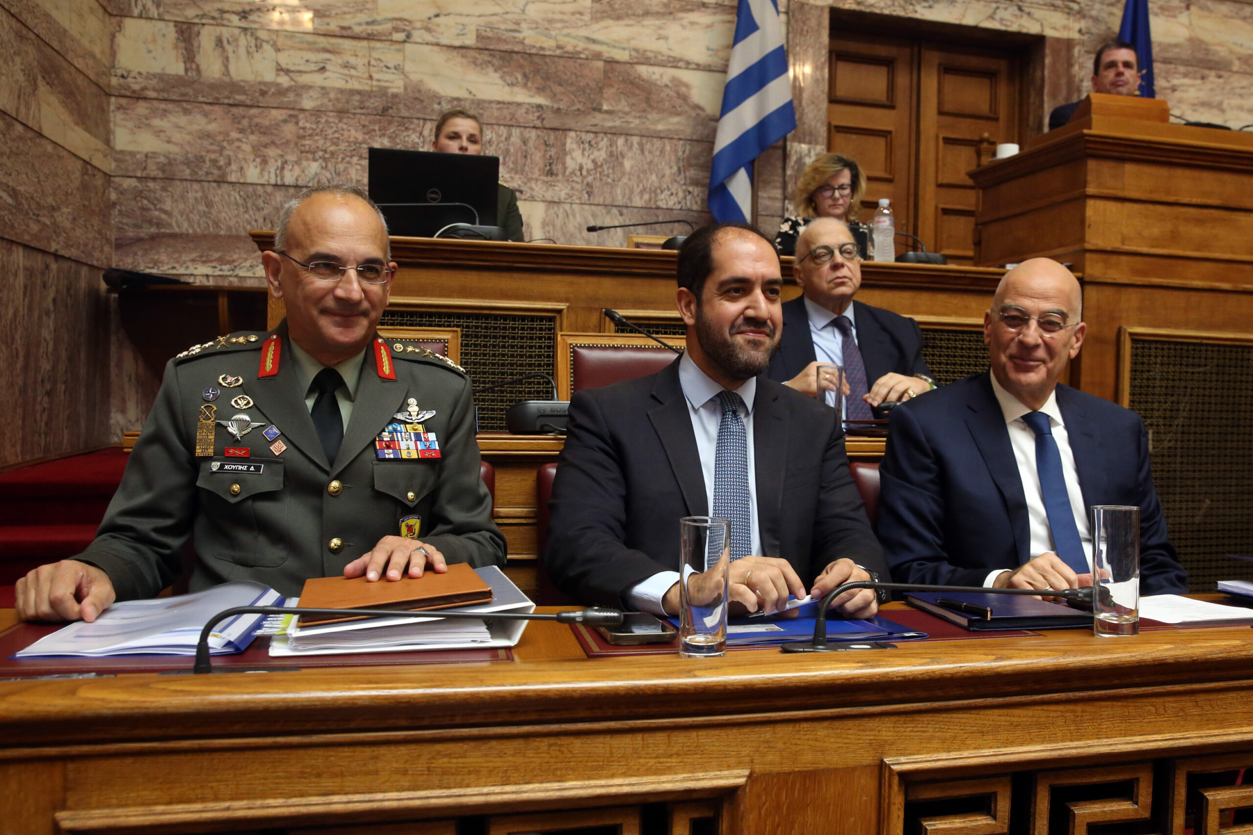 Ο υπουργός Εθνικής Άμυνας Νίκος Δένδιας (Δ), ο υφυπουργός Γιάννης Κεφαλογιάννης (Κ) και ο Α/ΓΕΕΘΑ στρατηγός Γεώργιος Χούπης (Α), συνομιλούν κατά τη διάρκεια της συνεδρίασης της επιτροπής Εξωτερικών και Άμυνας της Βουλής στην αίθουσα της Γερουσίας, Πέμπτη 14 Νοεμβρίου 2024. ΑΠΕ-ΜΠΕ/ΑΠΕ-ΜΠΕ/Αλέξανδρος Μπελτές